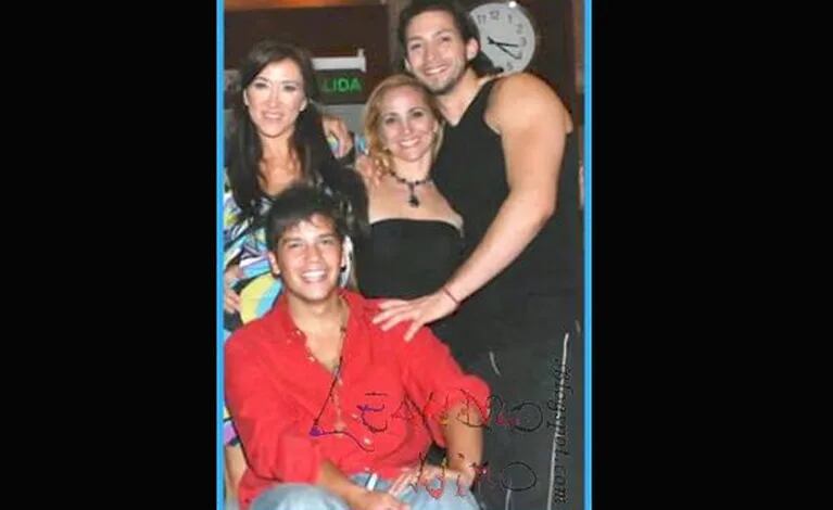 Valeria Archimó junto a Gatito Nimo (camisa roja), el participante en silla de ruedas que podría ser su compañero de baile.
