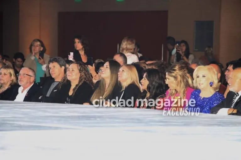 Las fotos de Mirtha Legrand, la familia de Lionel Messi y más famosos en el desfile de Claudio Cosano